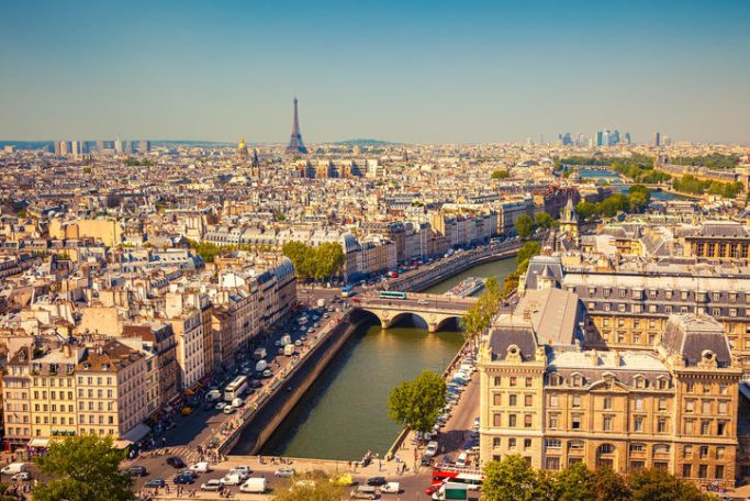 Vista panorámica de París con la Torre Eiffel y el río Sena.