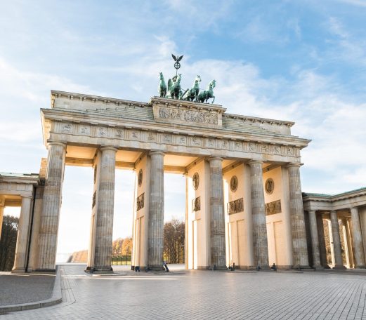 Puerta de Brandenburgo en Berlín, con cielo despejado y luz natural.
